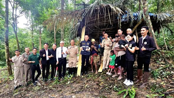ผู้ว่าราชการจังหวัดพัทลุง ลงพื้นที่เยี่ยมเยียน ชาวมันนิ ในพื้นที่ อ.กงหรา เดินหน้าสร้างถิ่นที่อยู่อย่างถาวร และ เตรียมพัฒนาเป็นแหล่งท่องเที่ยวแห่งใหม่ 